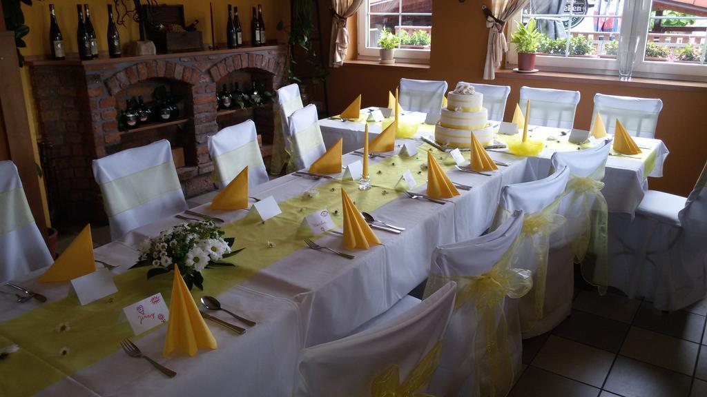Restaurace - penzion Bavorský dvůr Sezemice Exteriér fotografie