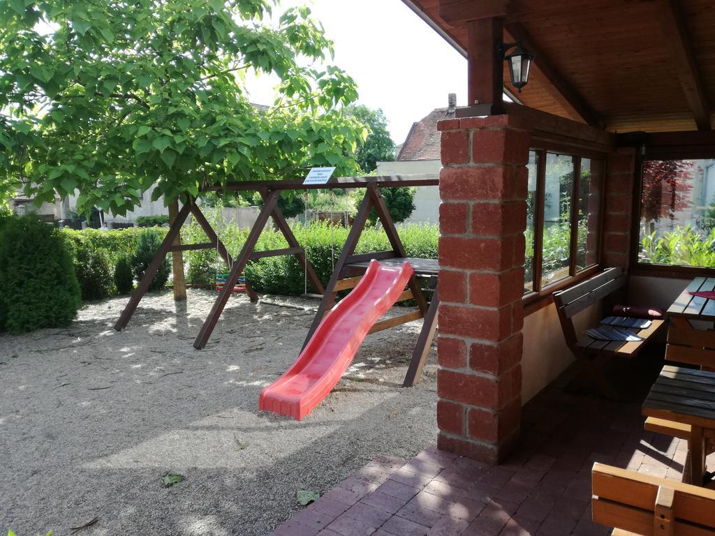 Restaurace - penzion Bavorský dvůr Sezemice Exteriér fotografie