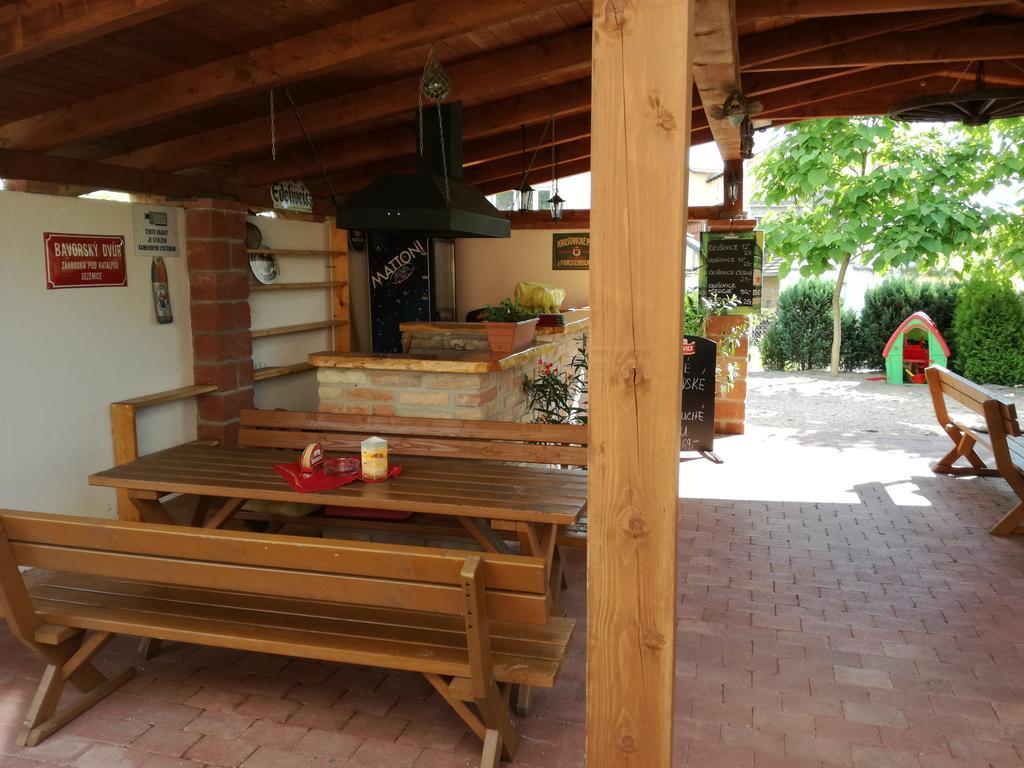 Restaurace - penzion Bavorský dvůr Sezemice Exteriér fotografie