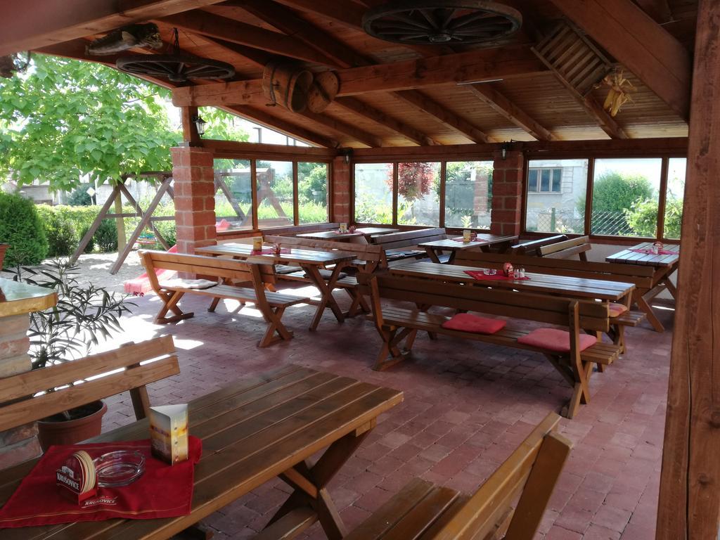Restaurace - penzion Bavorský dvůr Sezemice Exteriér fotografie